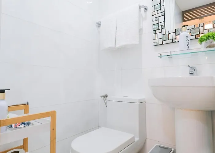 Spacious 2br In High Street Bgc! Pool & Netflix! 4*
