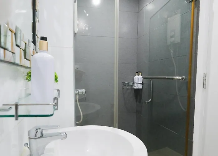 Apartahotel Spacious 2br In High Street Bgc! Pool & Netflix! 4*