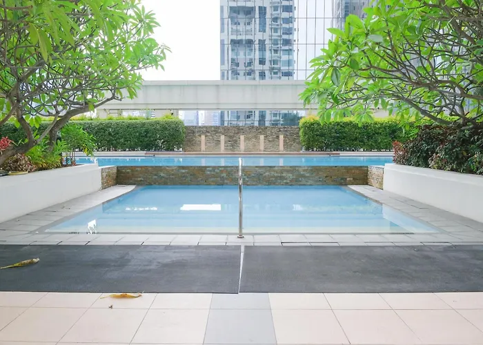 Spacious 2br In High Street Bgc! Pool & Netflix! 4*