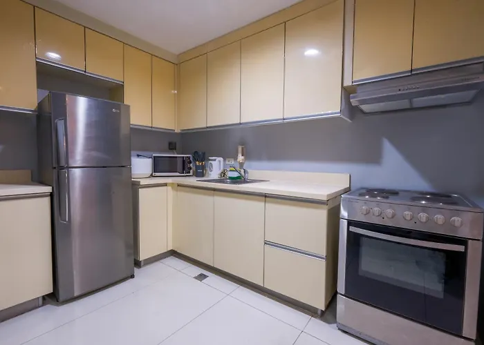 Apartahotel Spacious 2br In High Street Bgc! Pool & Netflix! Manila