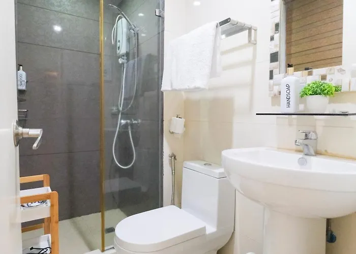 Spacious 2br In High Street Bgc! Pool & Netflix! 4* Manila