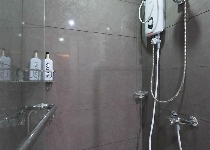 Spacious 2br In High Street Bgc! Pool & Netflix! 4*