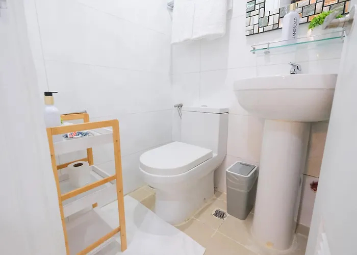 Apartahotel Spacious 2br In High Street Bgc! Pool & Netflix! 4*