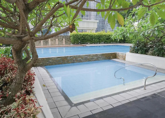 Spacious 2br In High Street Bgc! Pool & Netflix! Manila