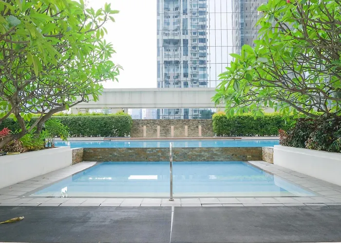 Spacious 2br In High Street Bgc! Pool & Netflix!