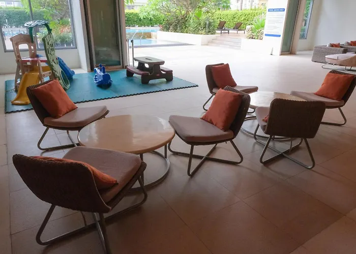 Spacious 2br In High Street Bgc! Pool & Netflix! 4*