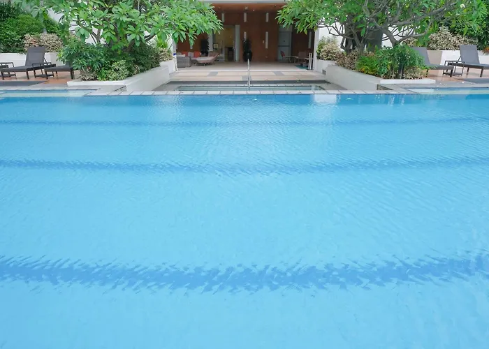 Spacious 2br In High Street Bgc! Pool & Netflix! Apartahotel