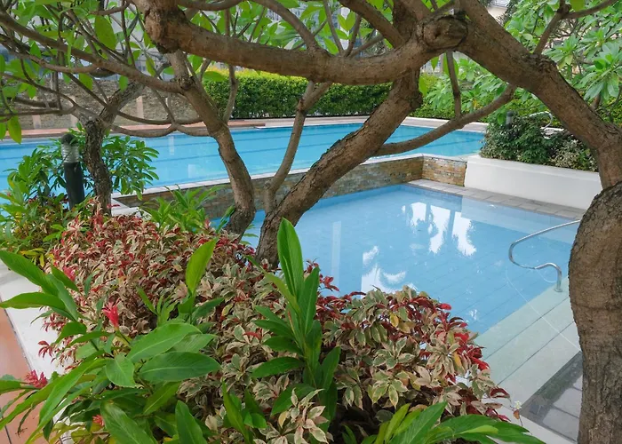 Apartahotel Spacious 2br In High Street Bgc! Pool & Netflix! 4*
