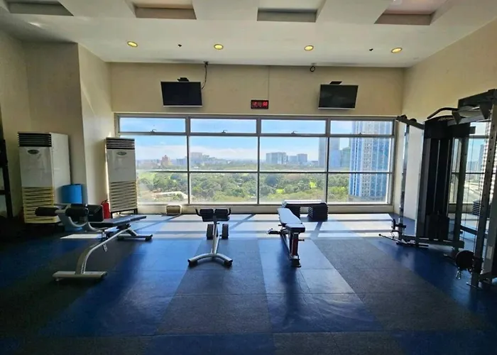 Apartahotel Spacious 2br In High Street Bgc! Pool & Netflix! Manila